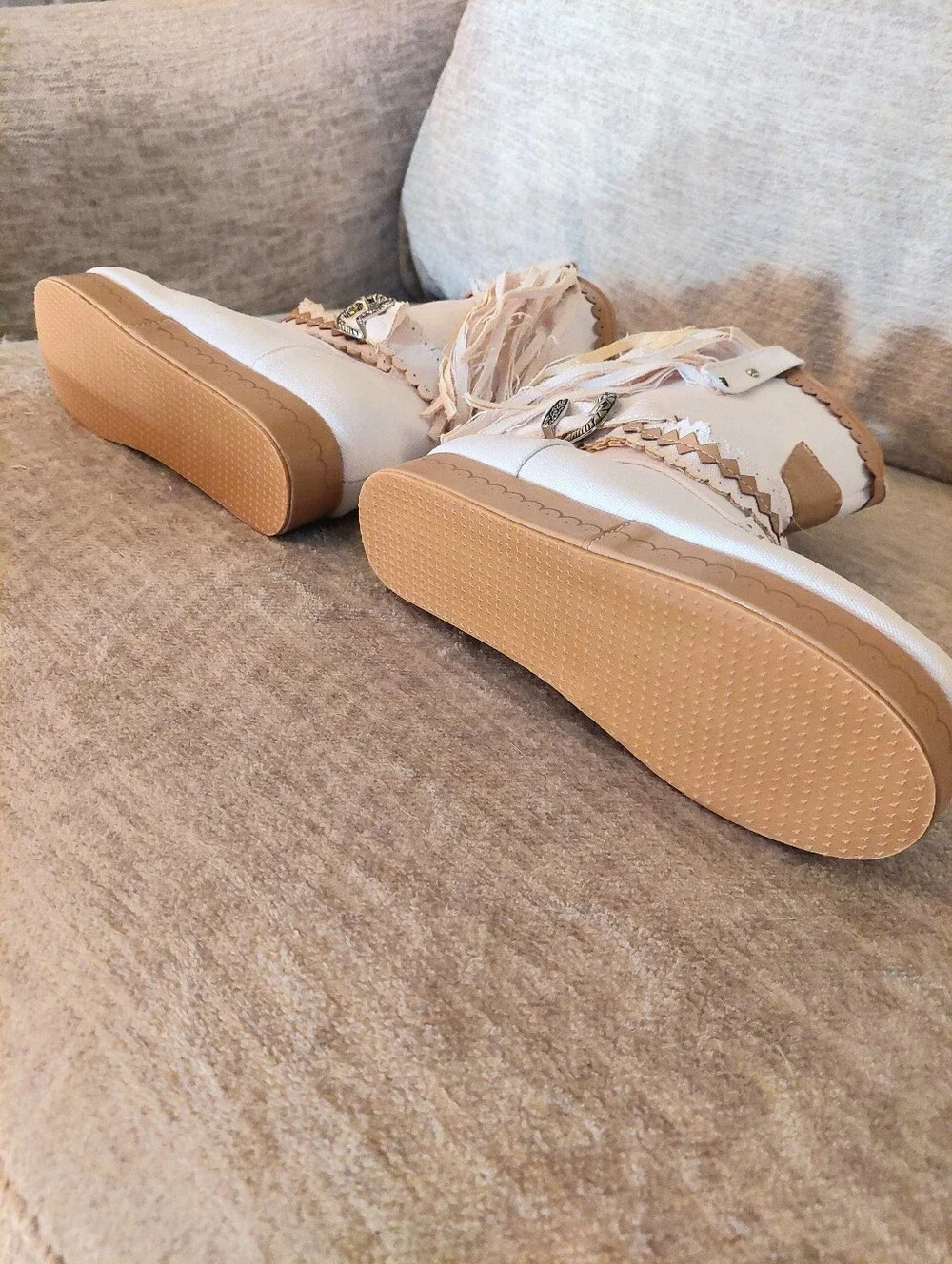 Boho-Chic White Fringe Western Moccasin Platform Boots - Size US 6 (No Brand)